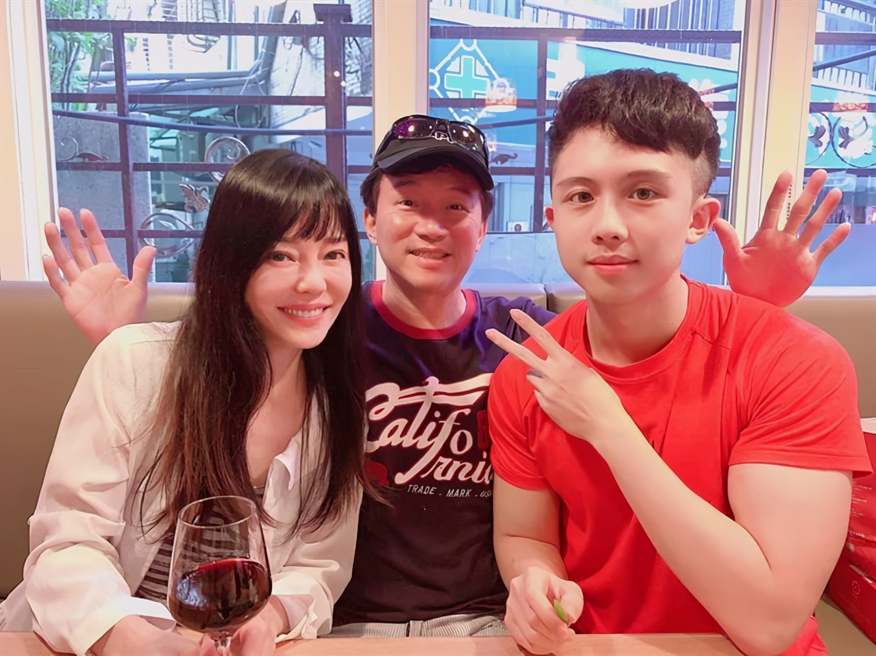 狄莺崩溃哭喊不想活了！弟弟接连去世儿子陷官司，如今母亲也病逝