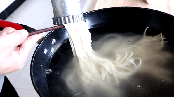 一道陕西人的美食，做法不是很难，可炒、可凉拌，美味筋道有嚼劲