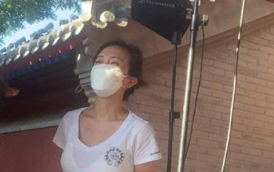 萧敬腾带绯闻女友录综艺，车内亲密自拍，女方还为其整理妆发