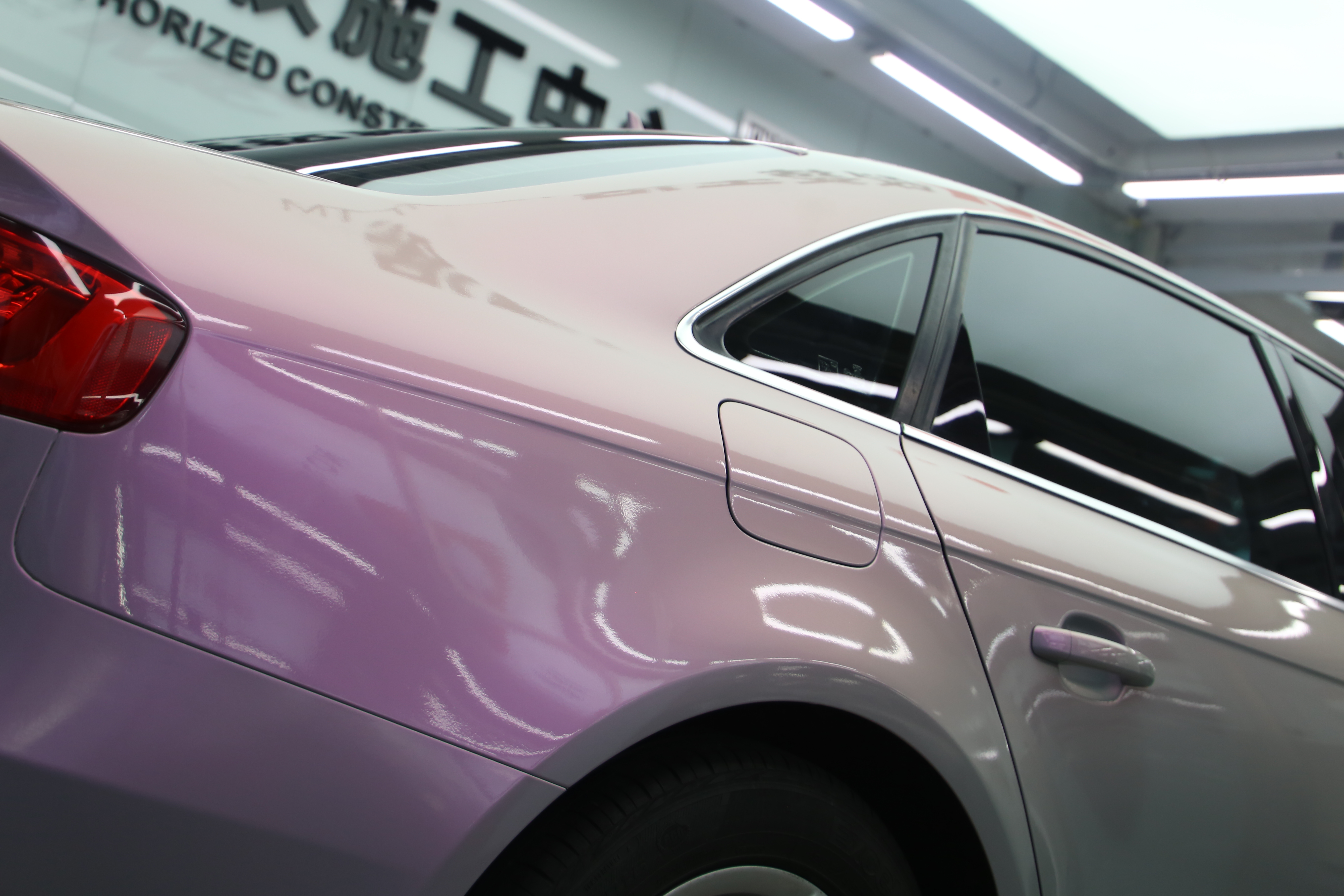 沈阳第一台奥迪a4l改色梦幻火山灰,日光下五彩斑斓,甜到落泪