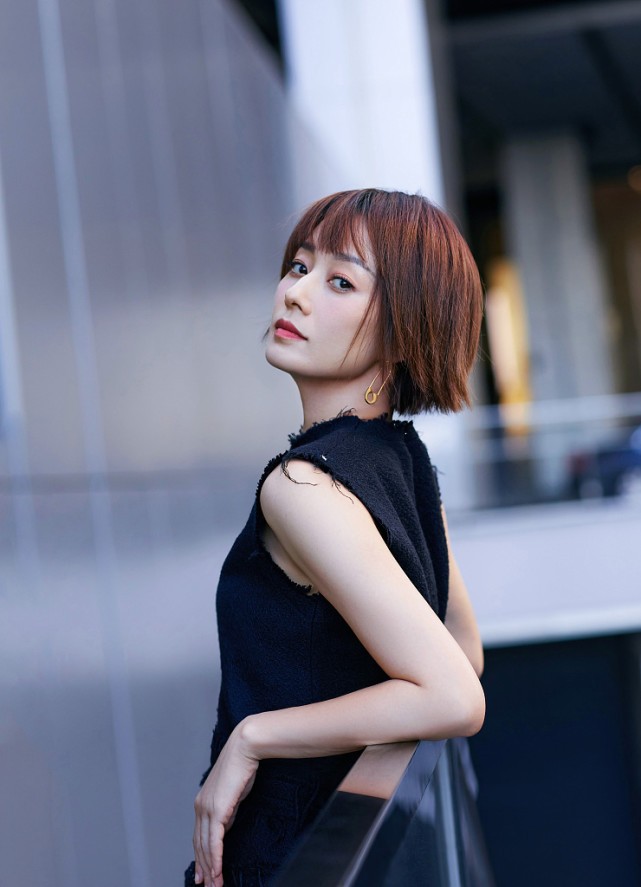 单身的马伊琍女人味太强,身穿黑裙也难掩清纯感,短发有独特的美