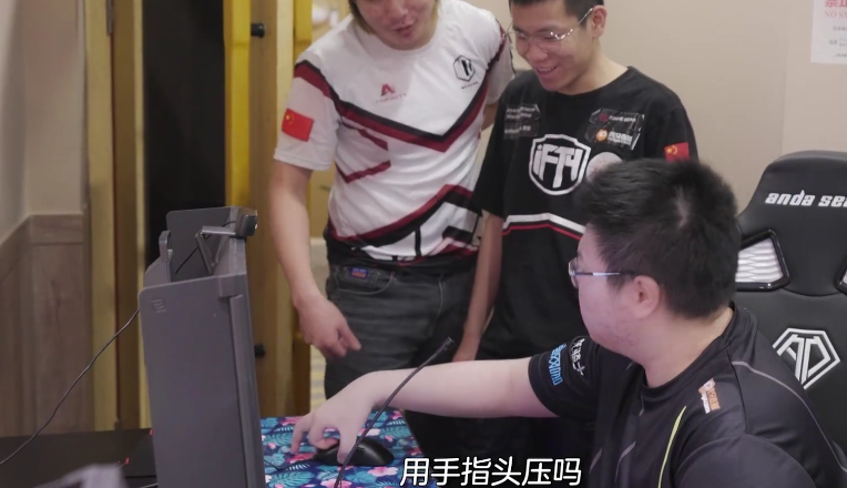 PGI.S花絮公布！韦神模仿永远压枪 直言这辈子见不到第二个