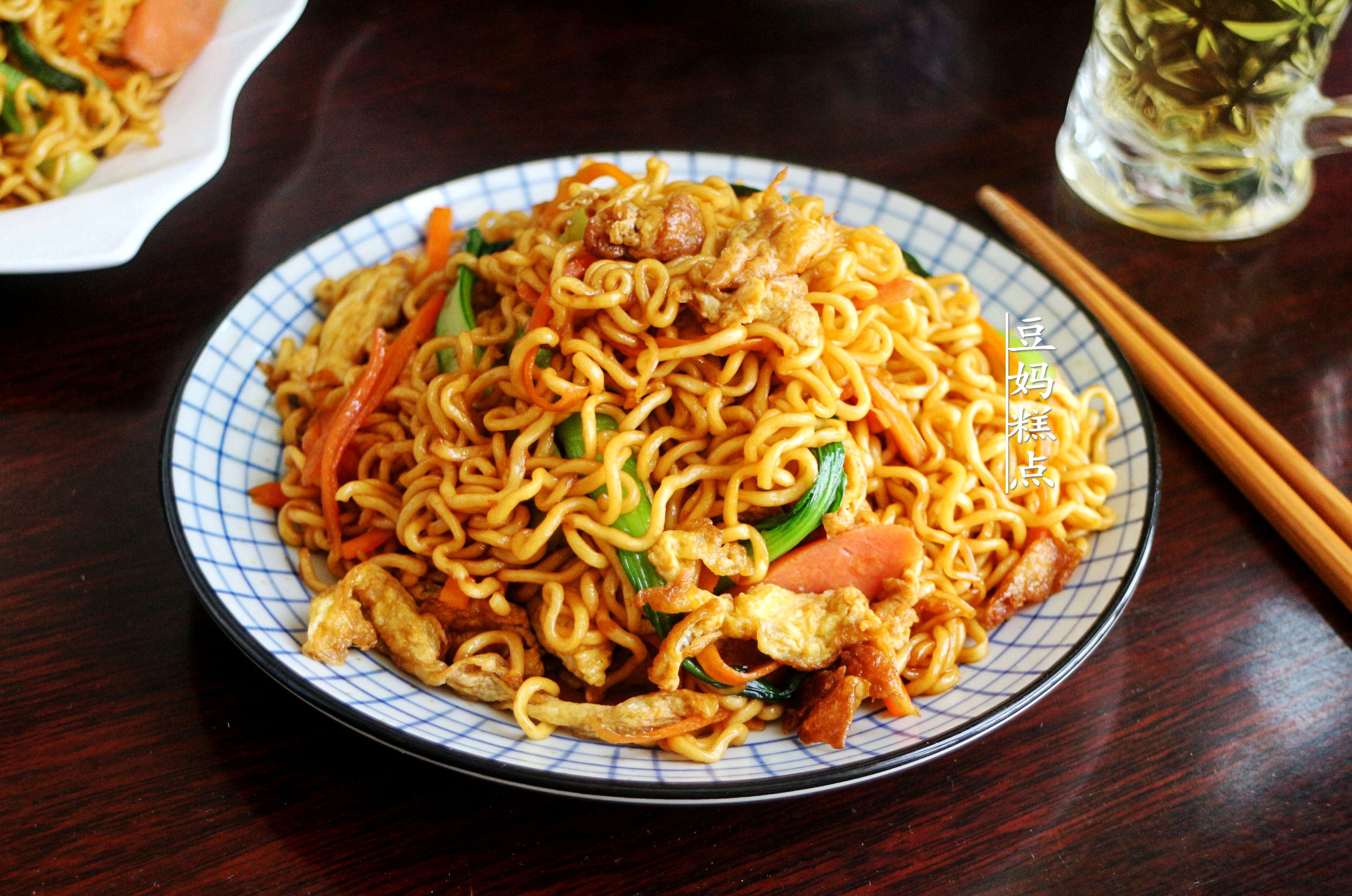 炒泡面的做法教程(懒人炒方便面秒杀路边摊)