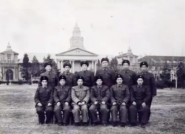 元帅办军校，门岗规矩：乌纱帽留在门外，骑马的下马，坐车的下车