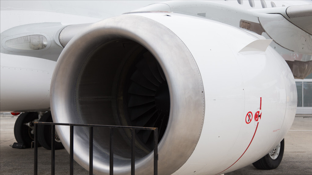飞机引擎的吸力有多大？如果人被吸入飞机发动机，会发生什么？