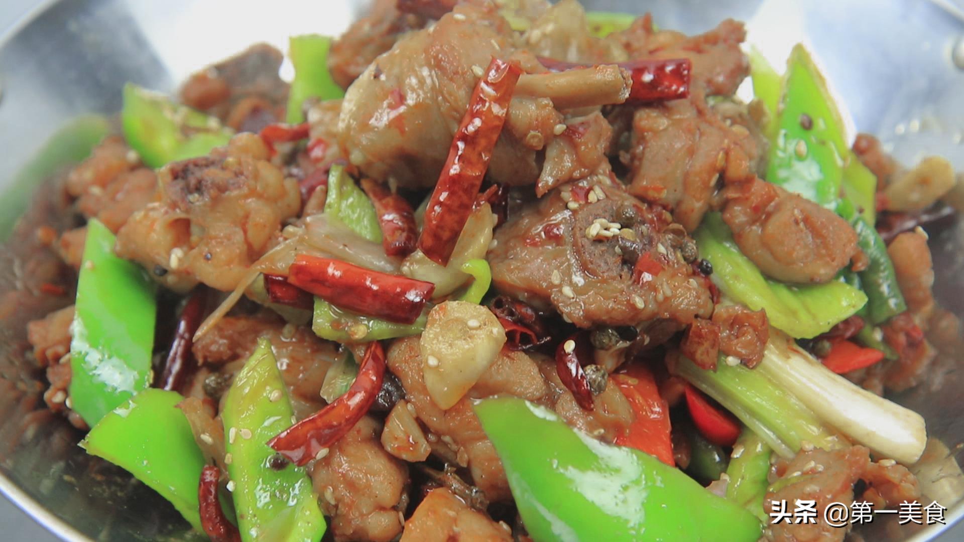 饭店的干锅鸡又香又酥，咱自己在家做，用料简单味道足，真解馋