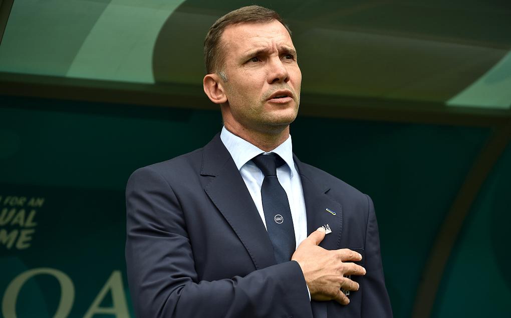 "舍甫琴科好帅"上热搜!45岁的乌克兰主帅,比赛中一度脱掉西装