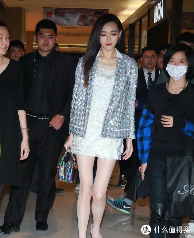 美腿很长，要忍一下？不忍了！名牌丝袜买买买，美腿秀出来