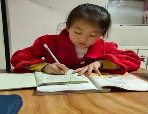 7岁女娃“微微一笑很倾城”，经纪公司愿百万签约，父母却很为难