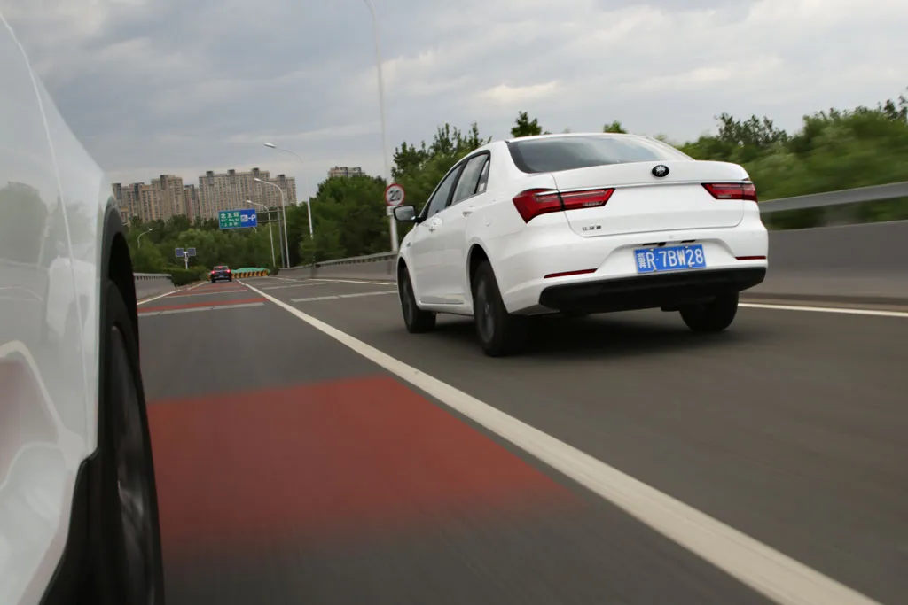 LED大灯美爆！一款实用的家用好车——试驾全新比亚迪秦