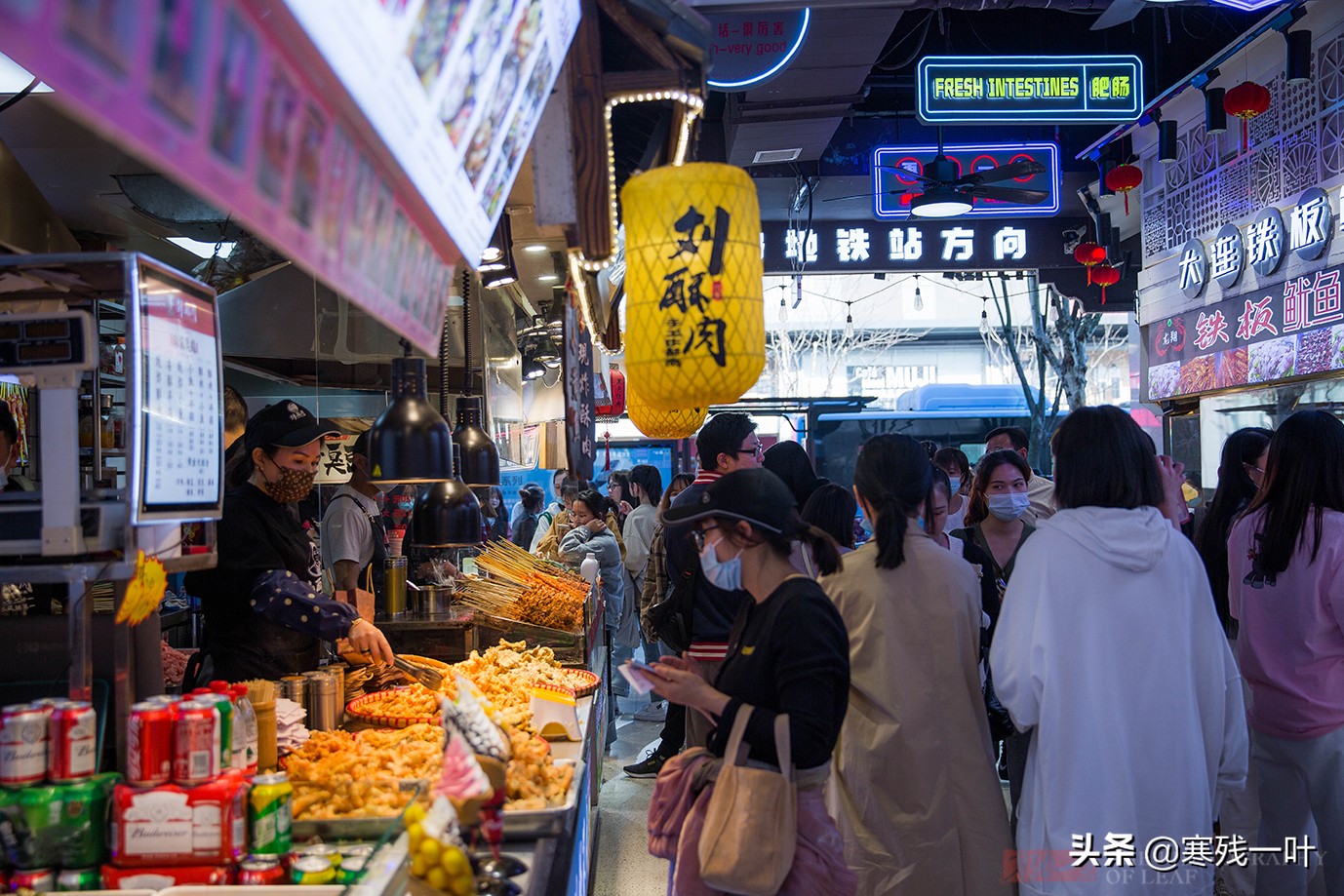 杭州最火爆的小吃街，汇聚全国各地美食，老杭州人对它有特殊感情