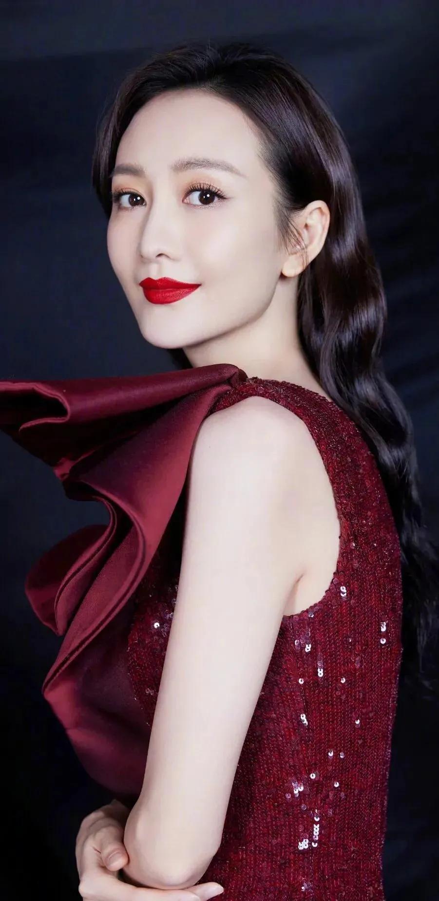 王鸥和李纯怎么那么像 她们两个人是什么关系图片