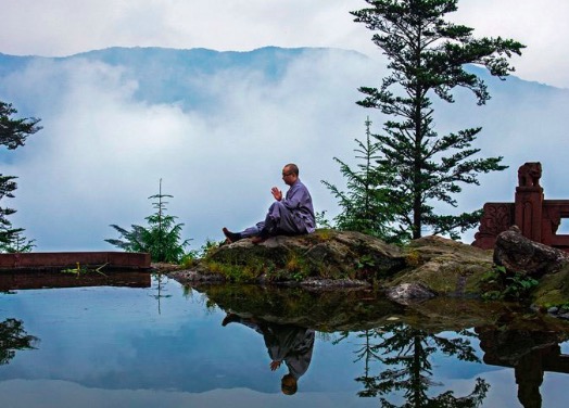 李白登上峨眉山写下一首诗，景色之美，犹如置身人间仙境