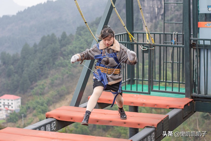 重庆旅游攻略，打卡抖音流量猛超洪崖洞的悬崖奥陶纪，收藏新年用