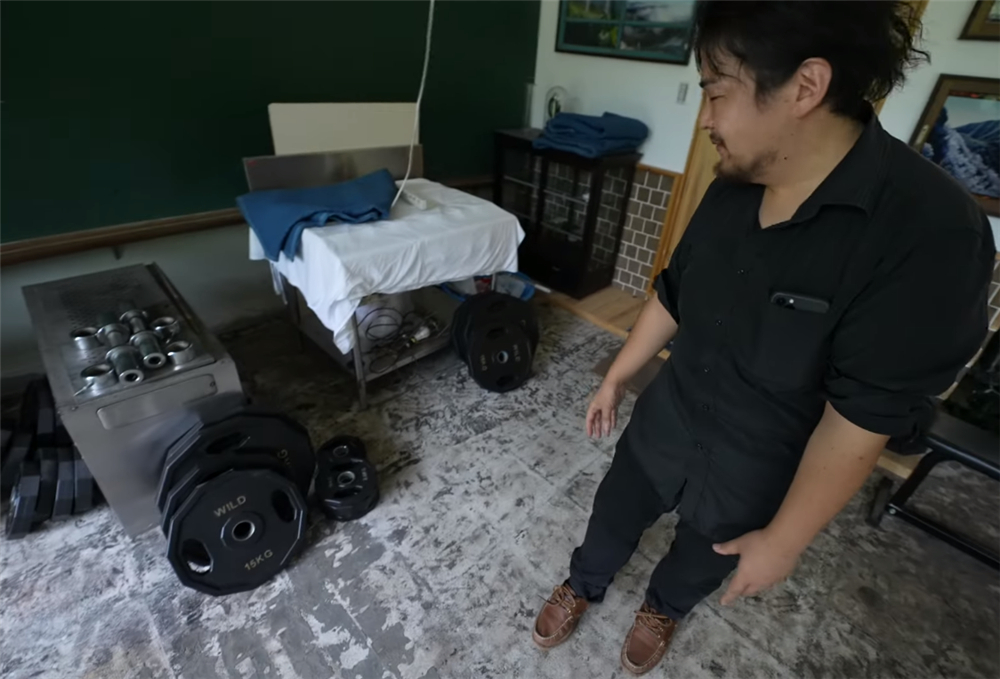 80后的他买下废弃学校，独居的日子一过就是7年，虽孤独却很自由