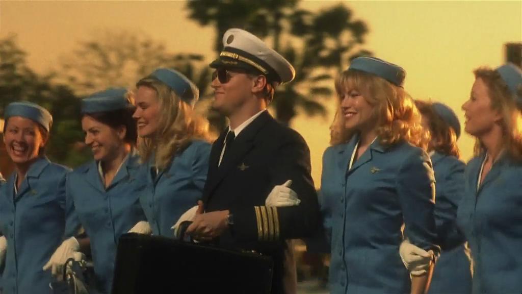 《逍遥法外》:披着犯罪片外套的温情电影,斯皮尔伯格的猫鼠游戏