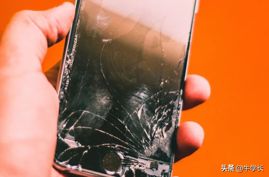 当手机的屏幕出现问题时,会导致内部的电子元件功能错乱或者功能不