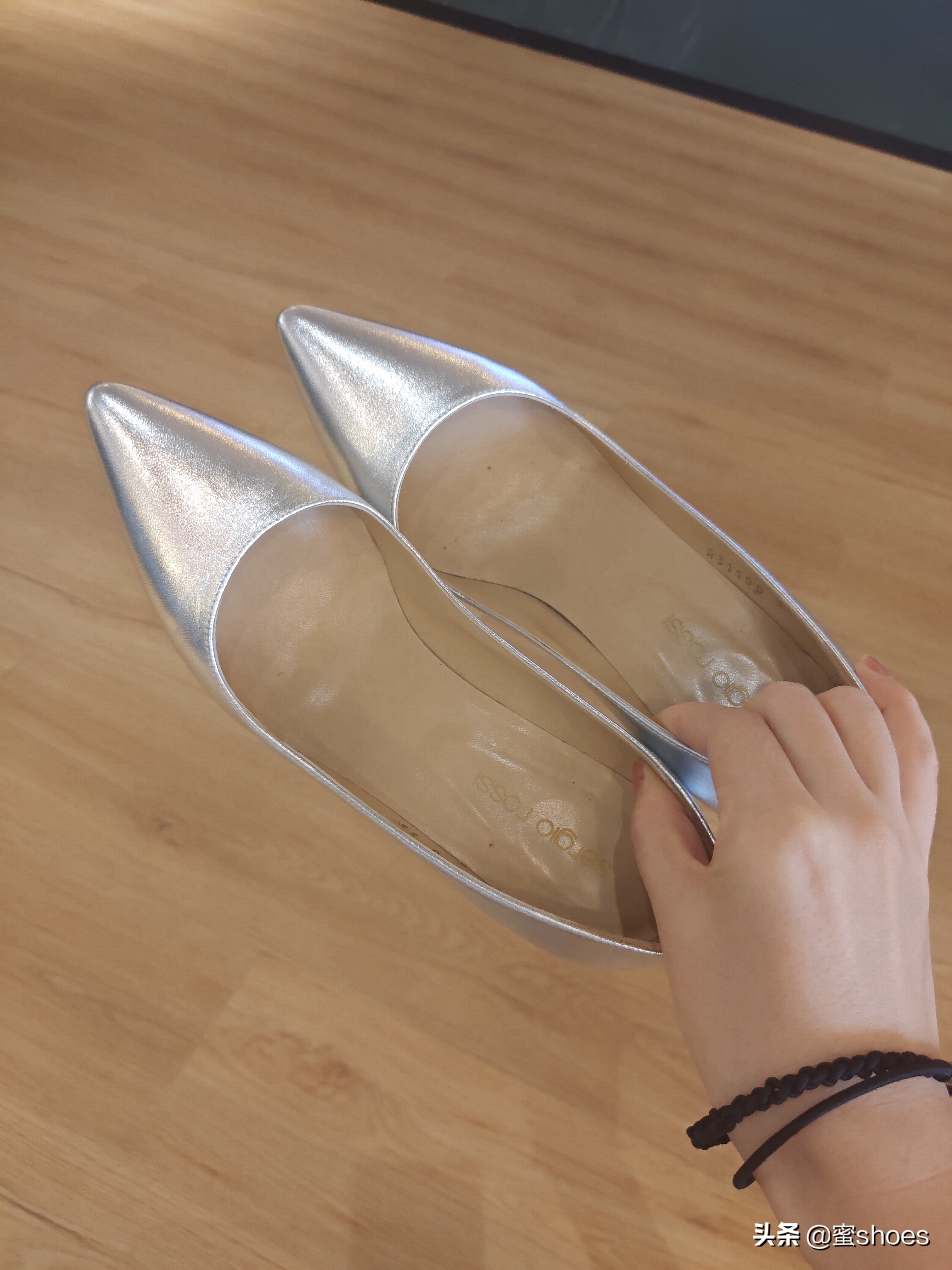 除了jimmychoo、RogerVivier高跟，立秋后这4个品牌也是不能错过