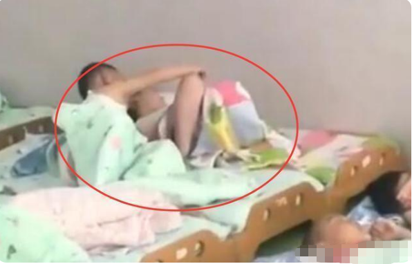 幼儿园午睡“男女不分床”，老师晒随手拍，父母在家长群闹翻天