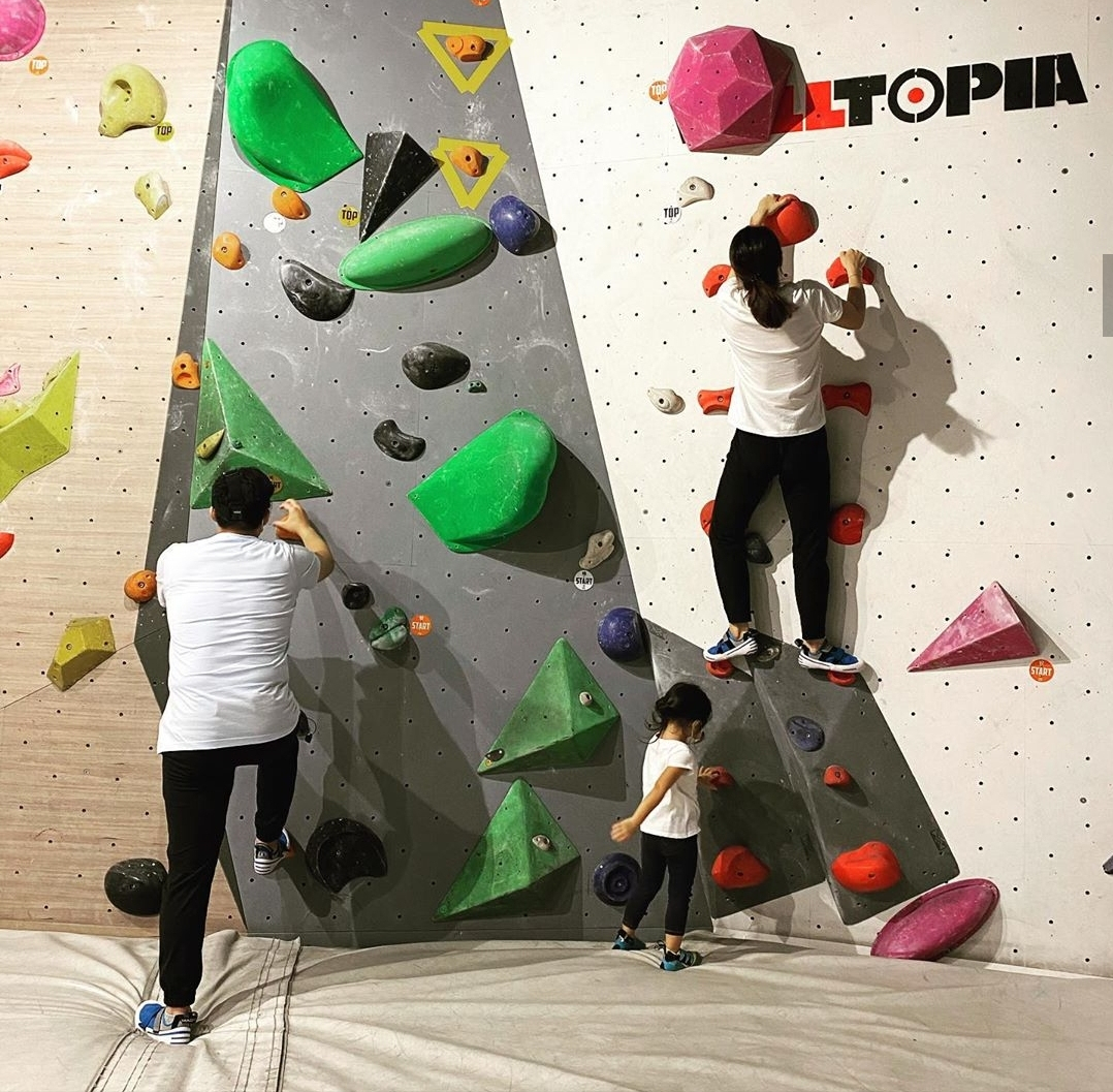 晶刚夫妇参加亲子活动，开合跳很卖力，郭晶晶搭霍启刚肩膀好甜蜜