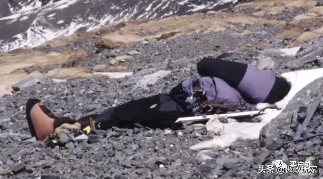 珠峰上最著名的女性尸体，死前哀求：“请不要扔下我”