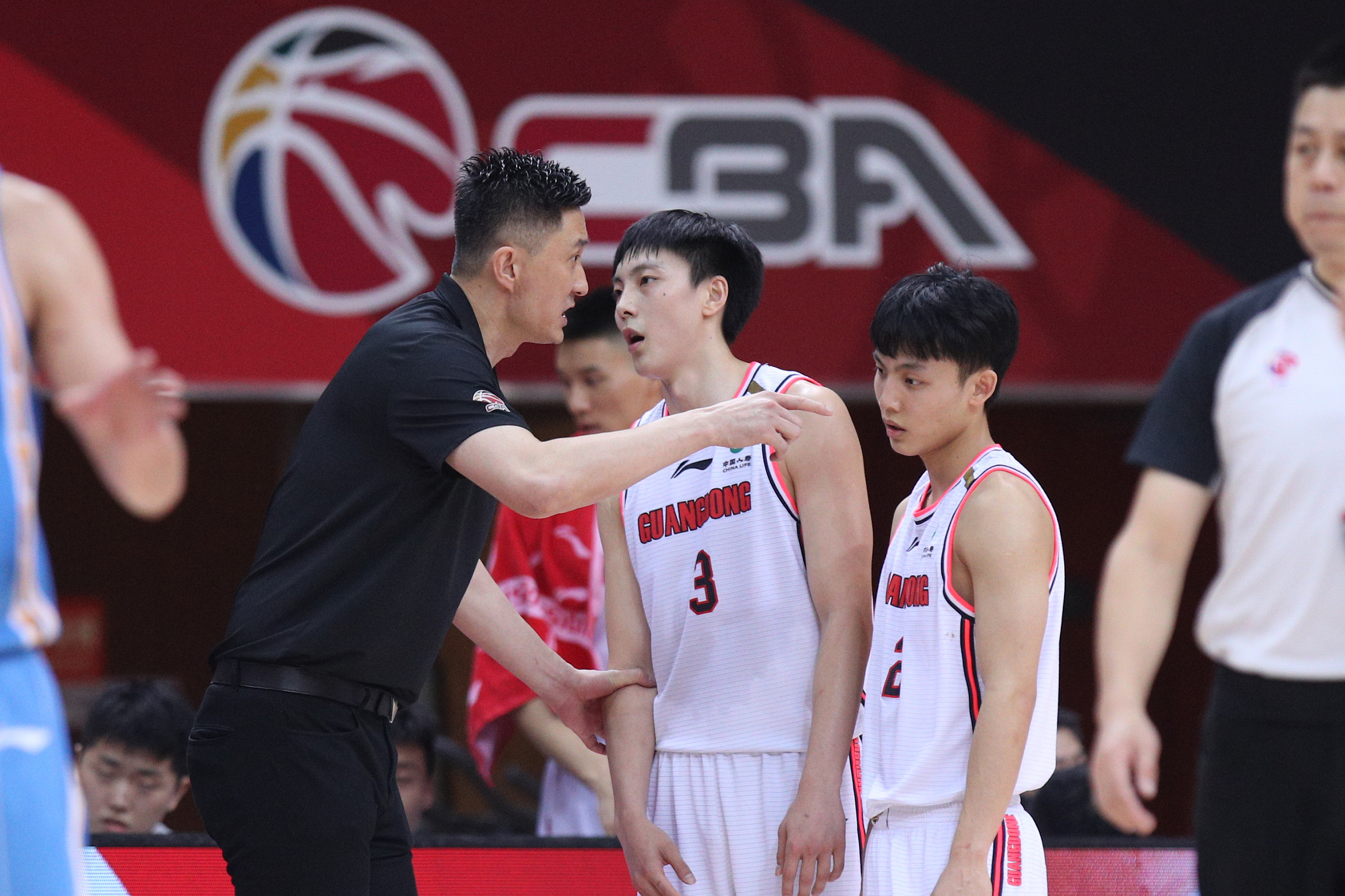 胡明轩为什么不去nba(彻底没戏了！胡明轩官宣无缘NBA，宏远却因祸得福，球迷纷纷点赞)