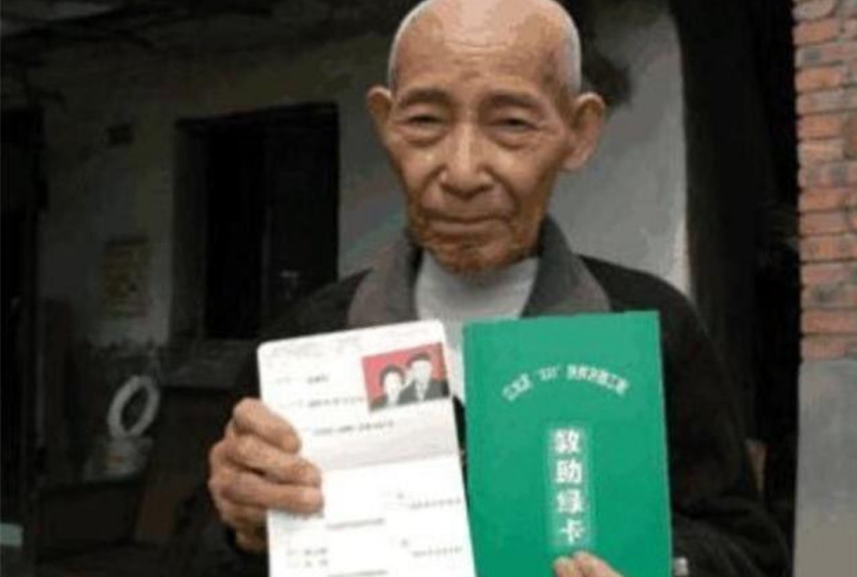 重庆83岁老汉结识一老伴，结婚时发现，老伴是失散63年的发妻