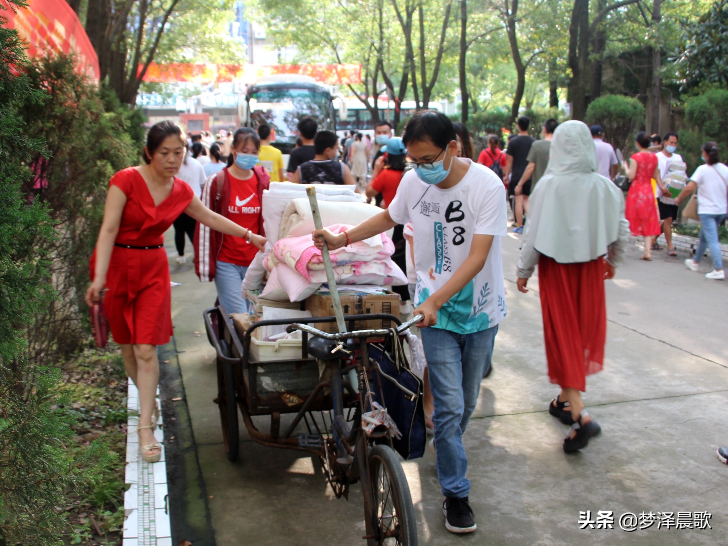 高考结束考生有序离开校园