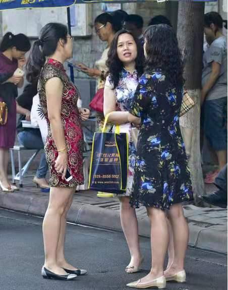 高考“旗开得胜”的宝爸火了，妈妈们集体认输，网友：艳压