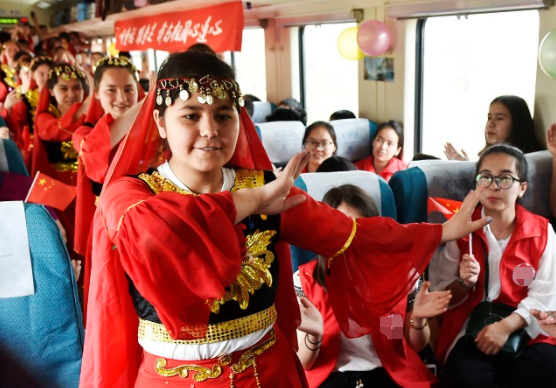 新疆考生以656分考进北大，高中就读学校公开后，引发网友关注