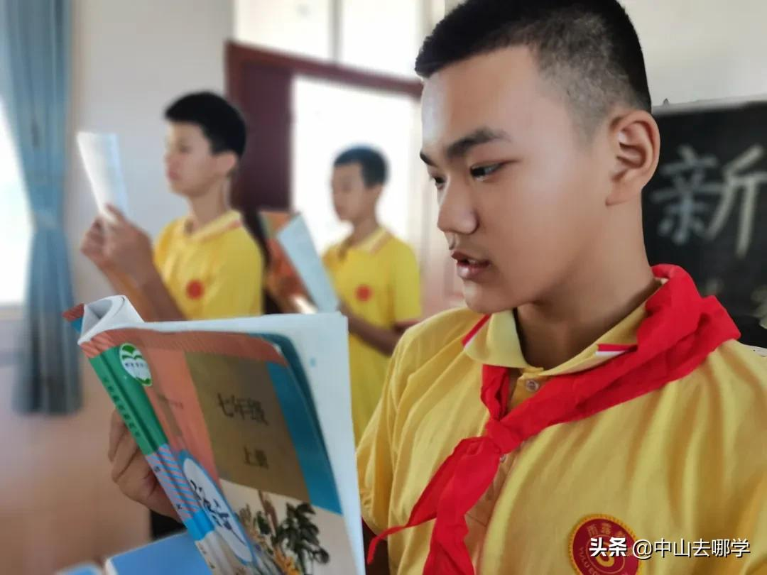 开学啦！现场多图预警：妈趴窗，爹爬墙，脸贴地！场面过于欢乐