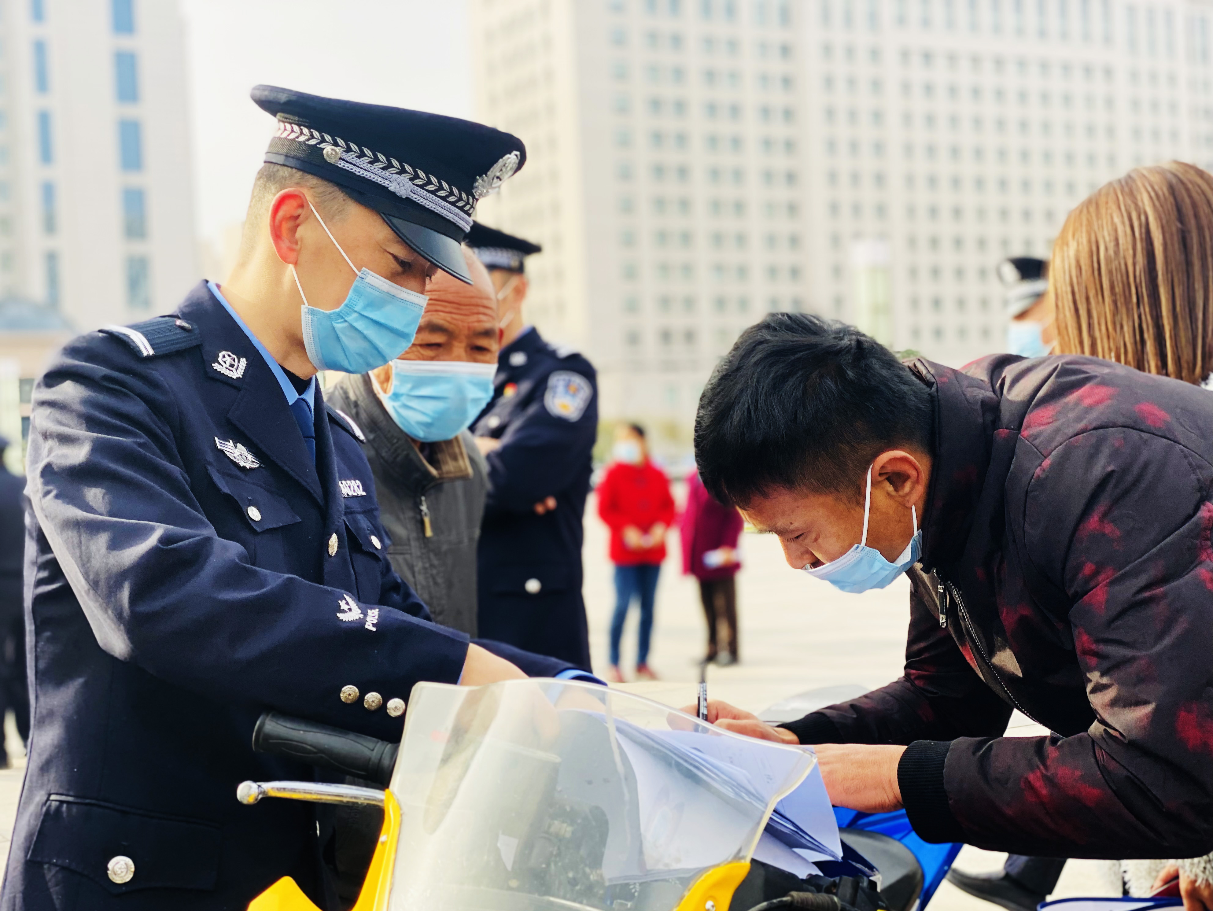 破小案 暖民心 | 神木公安向受害群众集中返还30余万元赃款赃物