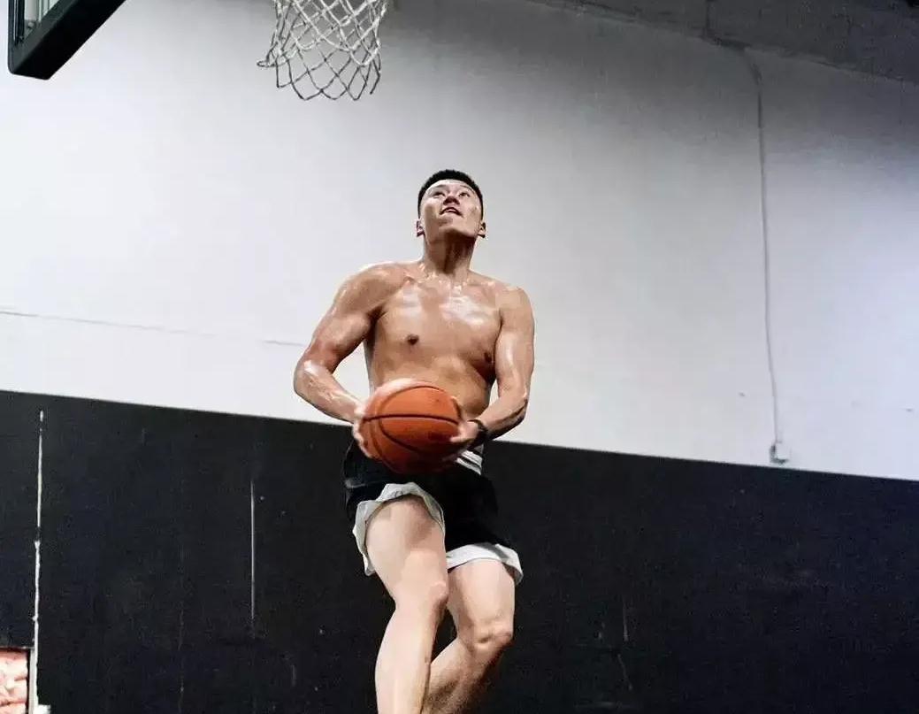 李弘权(从冲击NBA，到无球可打！场均仅4分，你真的不是中国男篮未来)