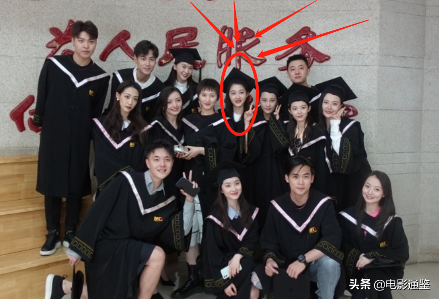 周也关晓彤拍毕业照，我却关注校友小凯，路人视角下的模样亮了