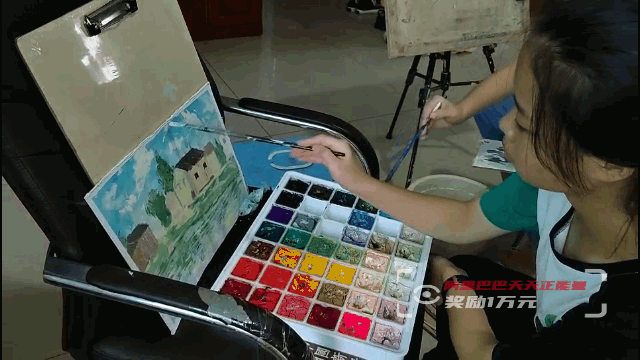 孪生姐妹考上大学，一家人为学费犯了愁：妈妈曾偷偷掉眼泪