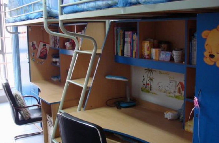 “7人间”寝室被吐槽，新老学生很委屈：人多地方小物品没地放