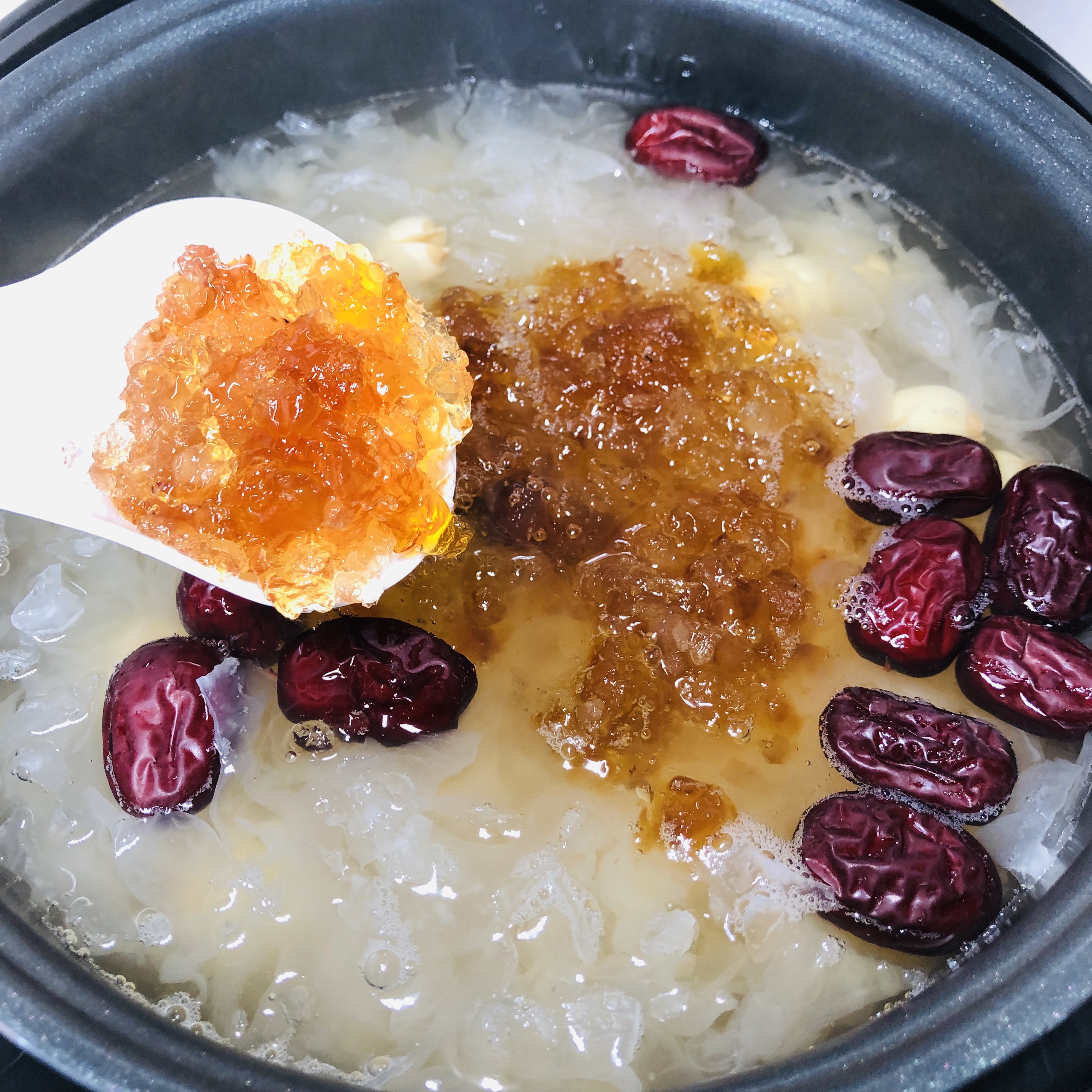 桃胶莲子银耳羹,我的美容佳品,每天一碗,养出美丽好容颜