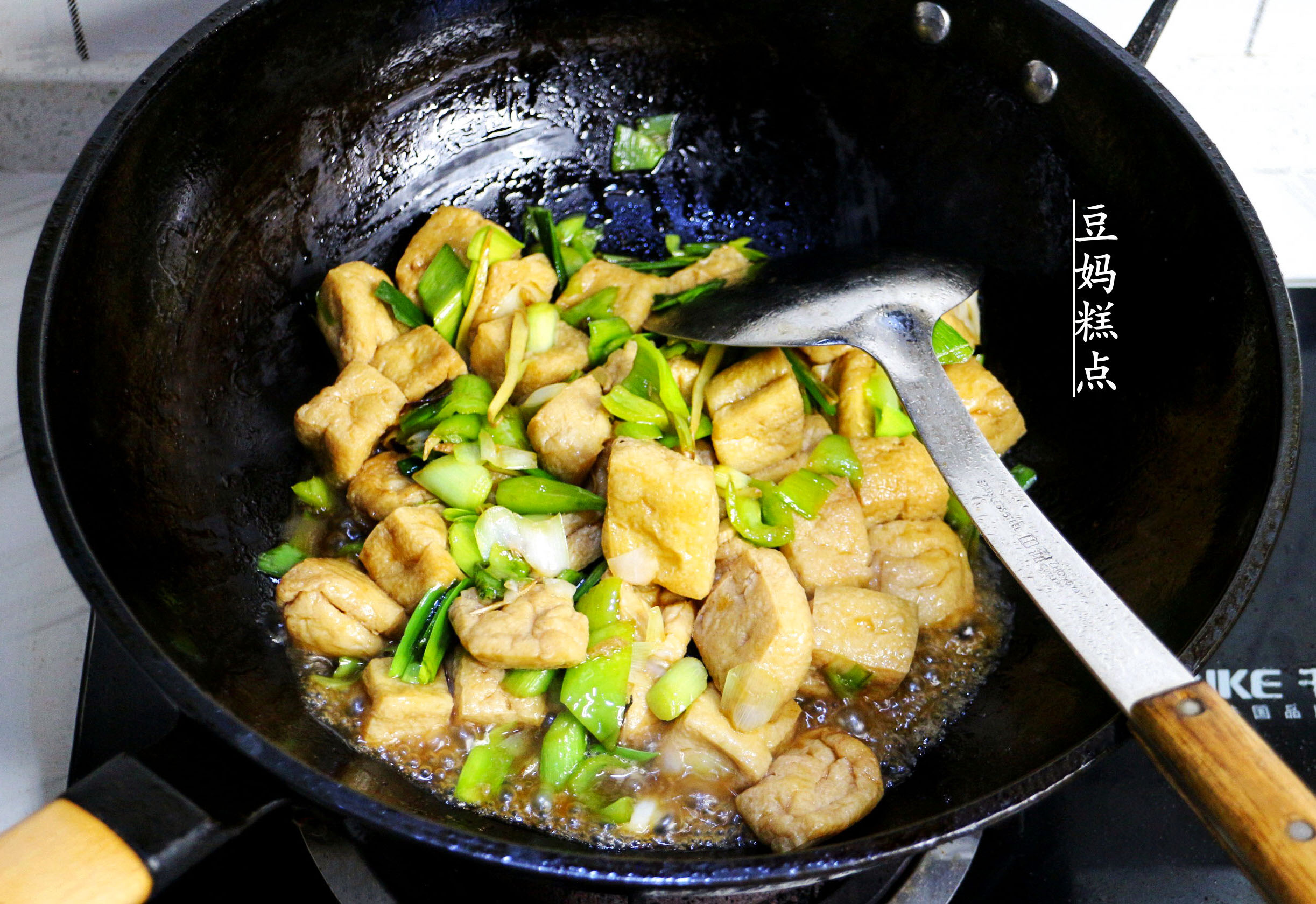 青椒素炒豆腐泡，简单几步，入味足还很下饭