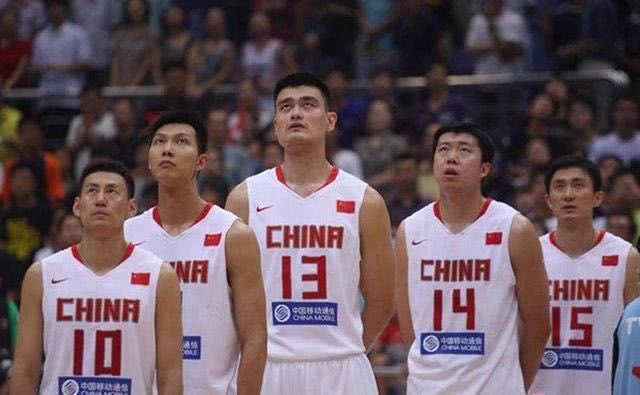 王治郅为什么不去nba(王治郅技术不亚于姚明，实力完胜阿联，为何最终却没能立足NBA？)