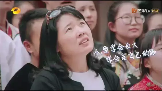 19岁男孩高考后为父母做饭,孩子懂得感恩,是父母一生的财富