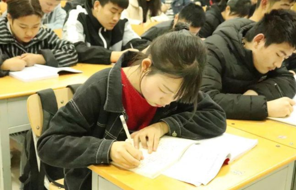 家长建议学校取消晚自习，网友意见一边倒，教育部暖心回应