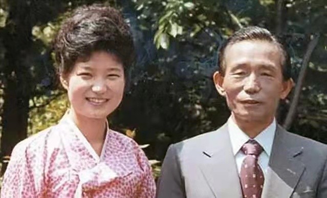 朴槿惠：当总统仅4年却入狱22年，妹妹朴槿令曾是她最大绊脚石