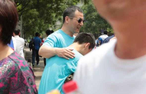 高考生估分420，家长埋怨：天天学到半夜，跟200分的学生抢大专