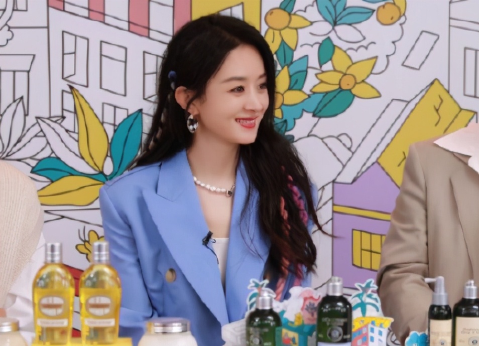 赵丽颖不识蘭字惹笑话，主持人圆话反使场面尴尬，中专学历再被提