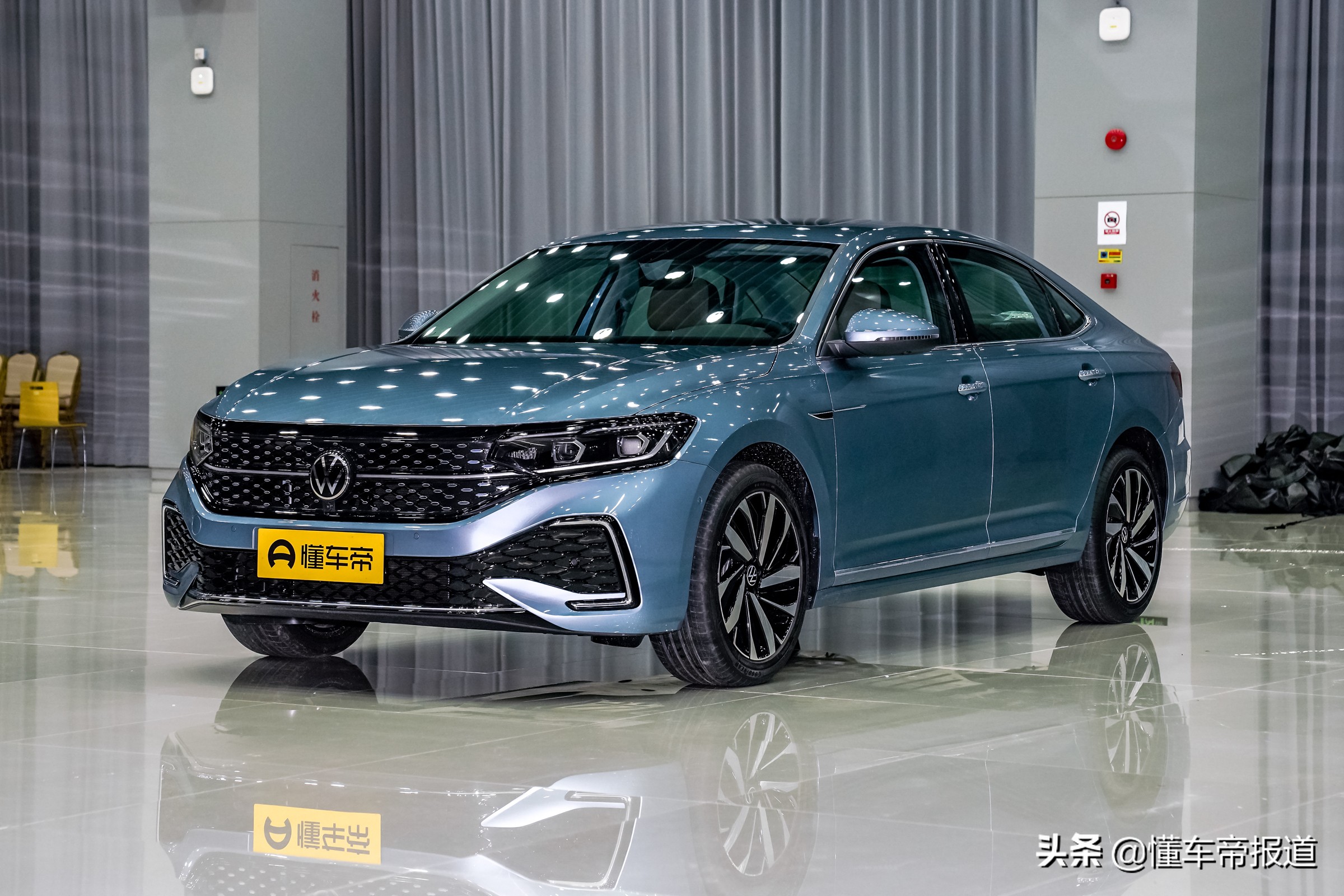 新车｜大众新款帕萨特到店，提供两种外观风格，等它还是选迈腾？