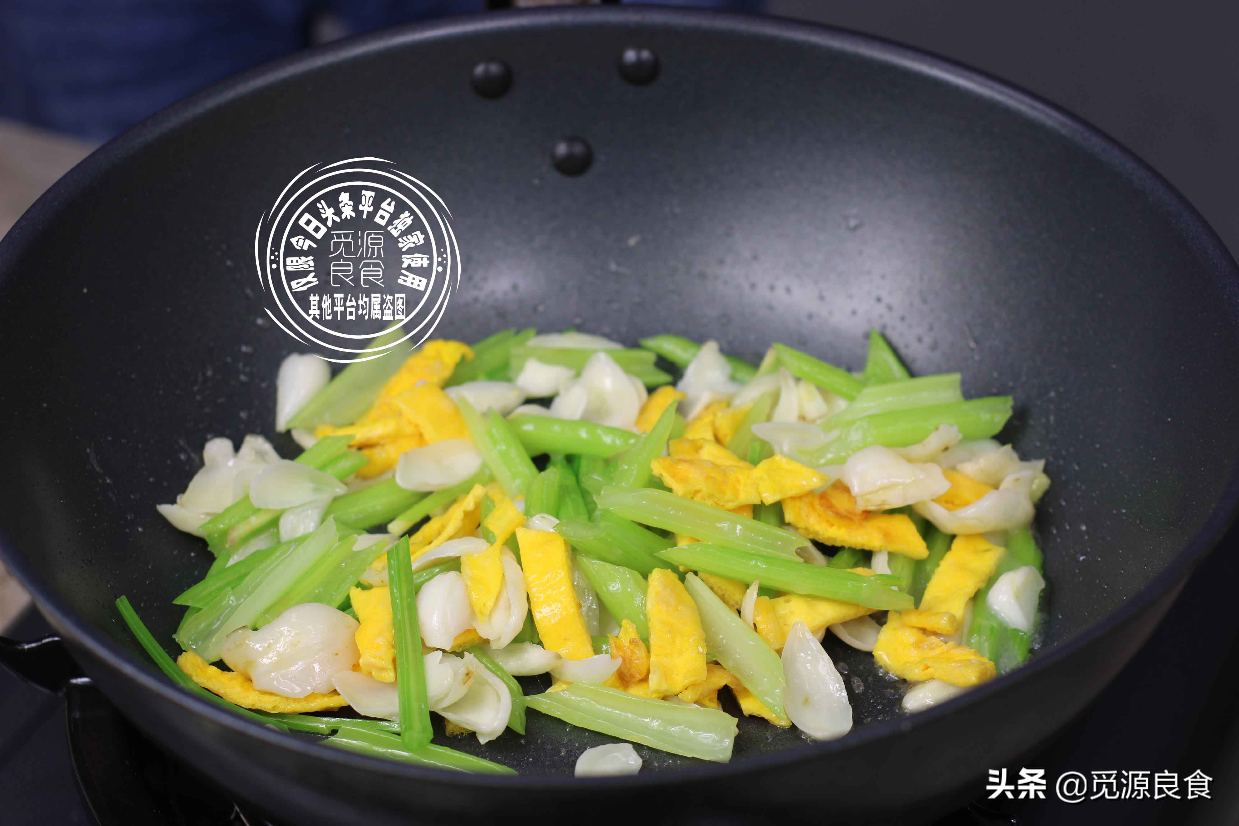 一道清淡的素菜，西芹炒百合，清脆爽口营养美味，隔三差五吃一回
