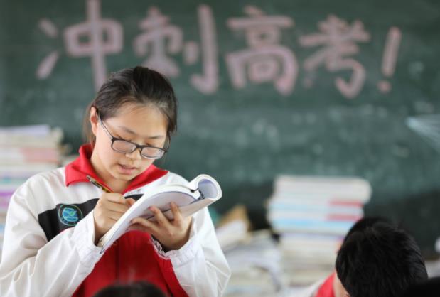 我国考试难度排行榜出炉，高考仅排第三，谁是榜首存在争议