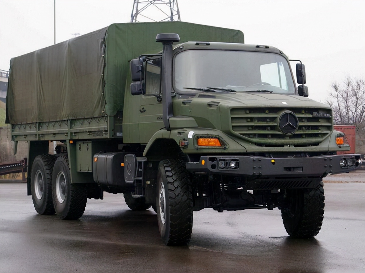 根據烏尼莫克越野車的基礎,所打造的一款6×6軍用版運輸卡車,也分為4