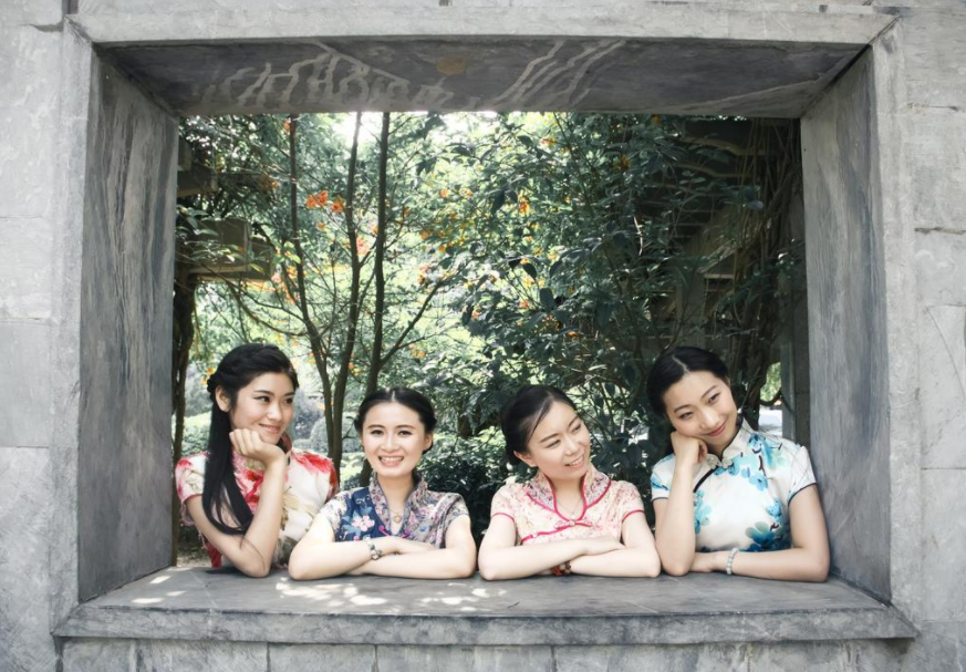 大学生“旗袍毕业照”走红，美貌与智慧并存，看完挪不开眼