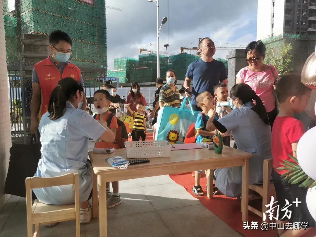 开学啦！现场多图预警：妈趴窗，爹爬墙，脸贴地！场面过于欢乐